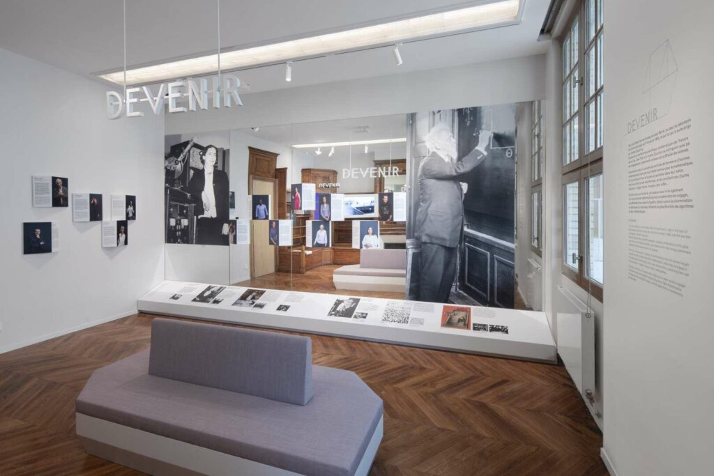 La sala Partager, la antigua cafetería del Laboratorio de Química y Física. En la vitrina, modelos matemáticos en forma de esculturas. © Institut Henri Poincaré, Paris / Atelier Novembre, du&ma/ Thibault Voisin