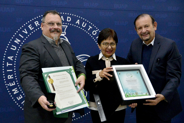 Rectora de la BUAP recibe el reconocimiento / Foto: El Popular