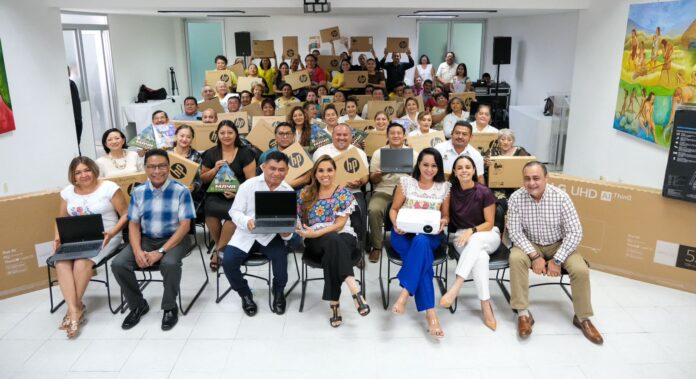 Pie de foto: El Programa de Fortalecimiento de la Lengua Maya beneficia a 136 docentes inscritos en la certificación en lengua Maya del nivel inicial, 185 en el básico, 160 en intermedio y 185 en avanzado.